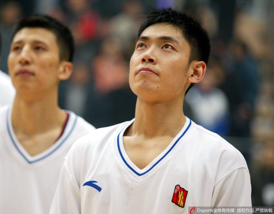 睢冉蓄着标志性胡须，目光坚毅地望向远方，粗犷的线条勾勒出硬汉本色，那是属于成熟男人的独特荷尔蒙魅力。