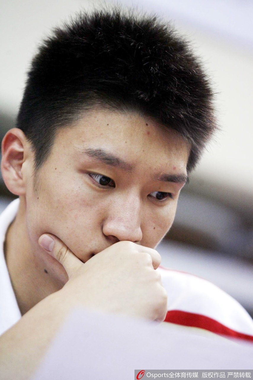 钟诚留着干练短发，面容线条硬朗如刀削，眼神中透着一股冷峻的霸道，仿佛从小说中走出的禁欲系男主。