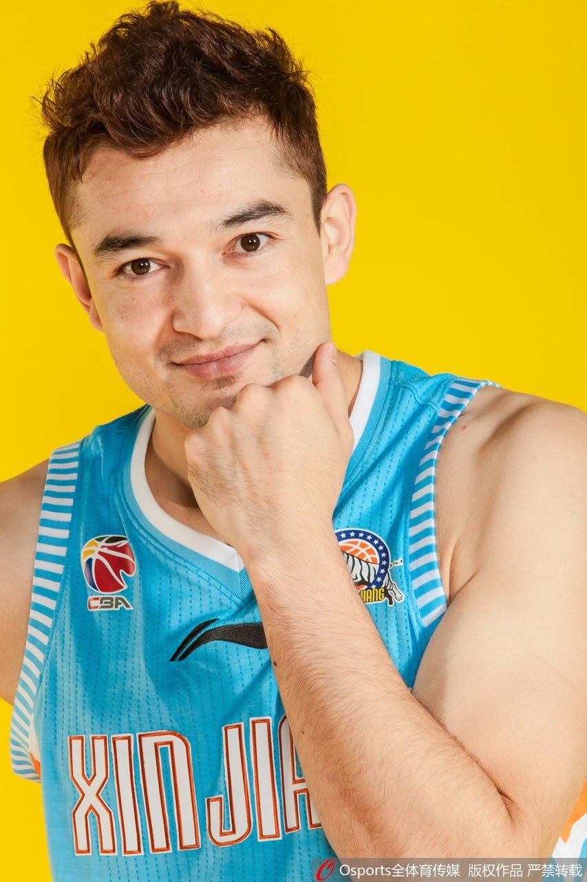 方硕身着首钢队服，神情专注而温和，像极了住在对门的大哥哥，给人一种踏实又安心的邻家亲切感。