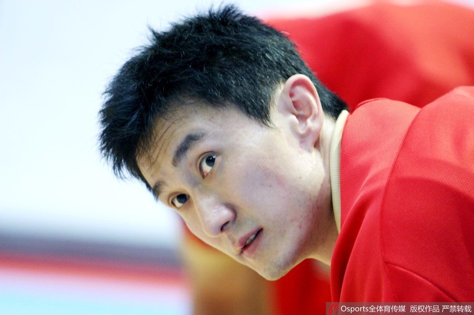 段江鹏五官精致而内敛，目光柔和地注视着前方，不张扬的外表下藏着一颗追求极致美感的内心。