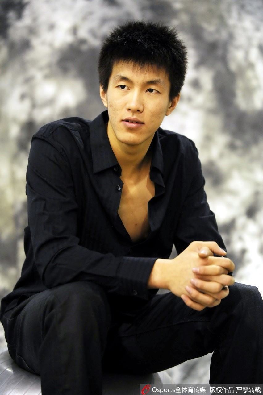 何忠勉身姿挺拔，气质卓尔不群，举手投足间散发着偶像剧男主般的优雅与自信，颜值与气场并存。